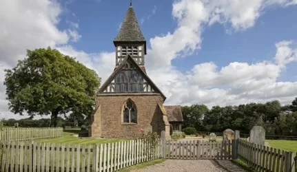 Britas rekonstravo bažnyčią