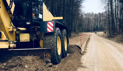 Kelininkai kariauja su medžiais