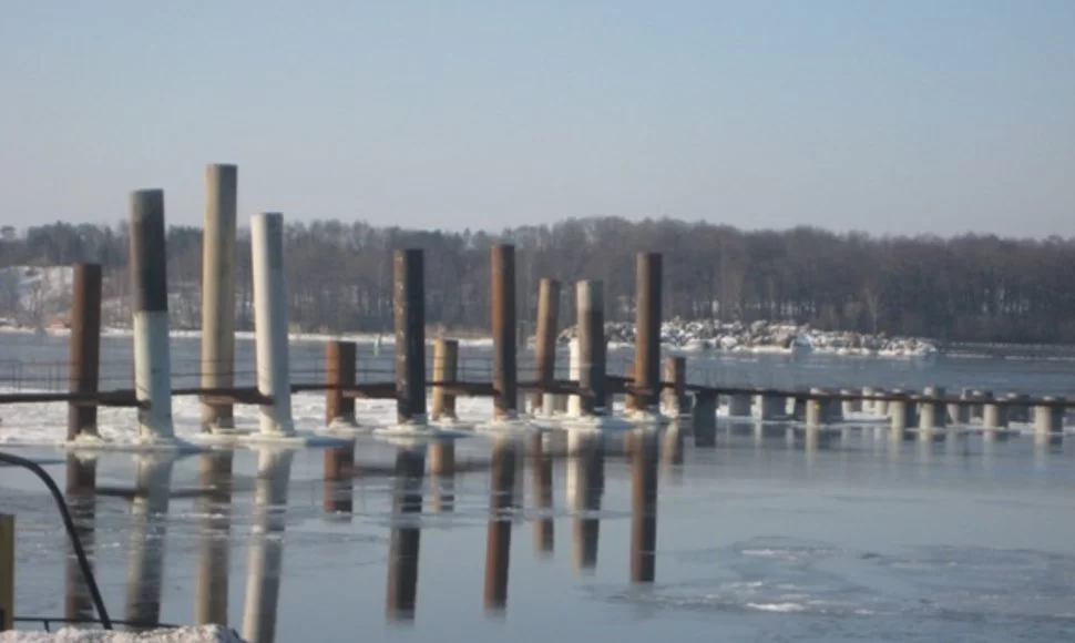 Keleivių ir krovinių terminalo statyba stringa