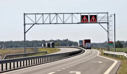 Kelių valytojai įsprausti į kampą