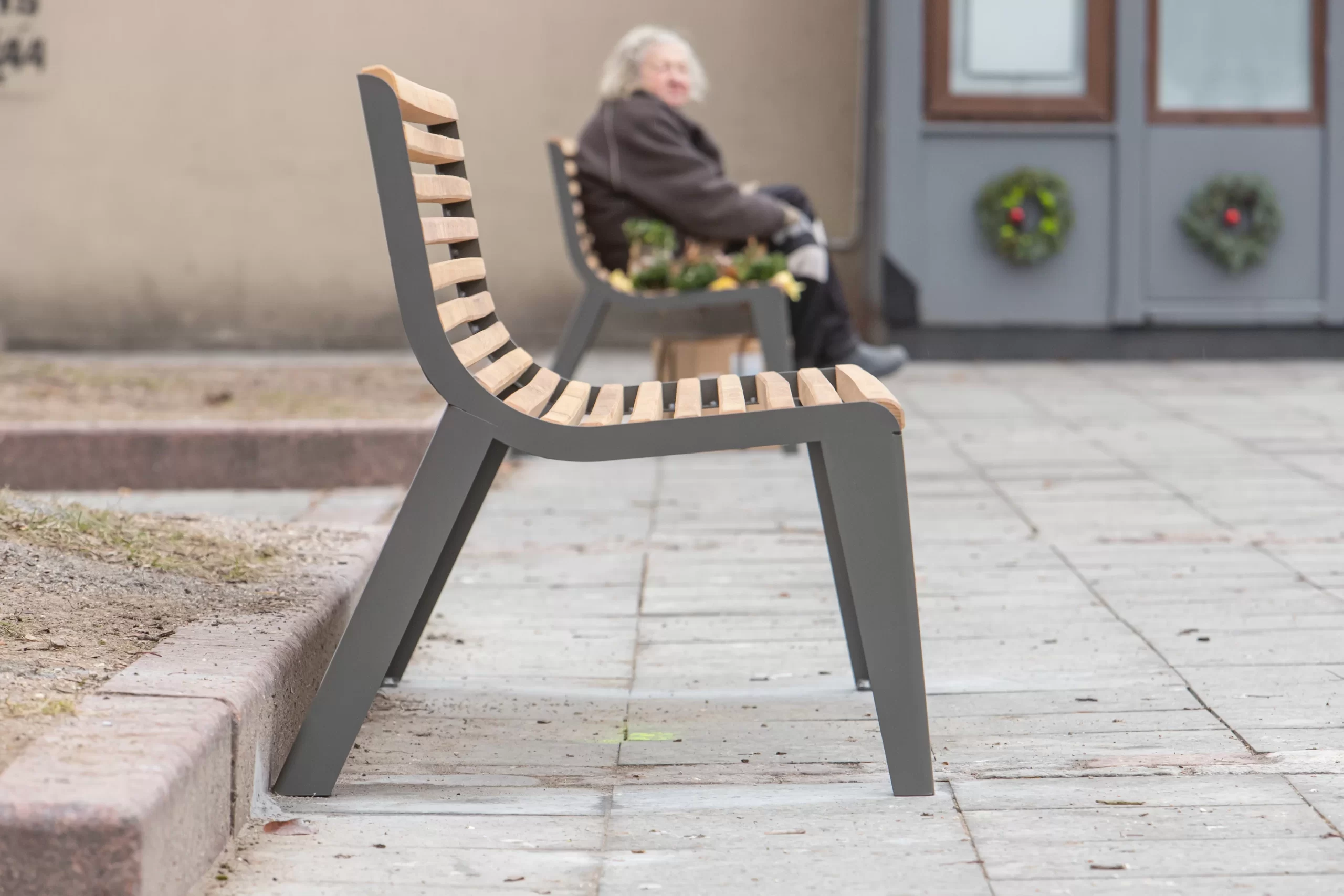 Alėja baigta, suoliukai – dar ne