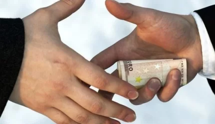 Korupcijos nėra, tik gatvė per plynus laukus…
