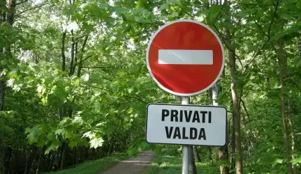 Kelią namo pastoja užkarda
