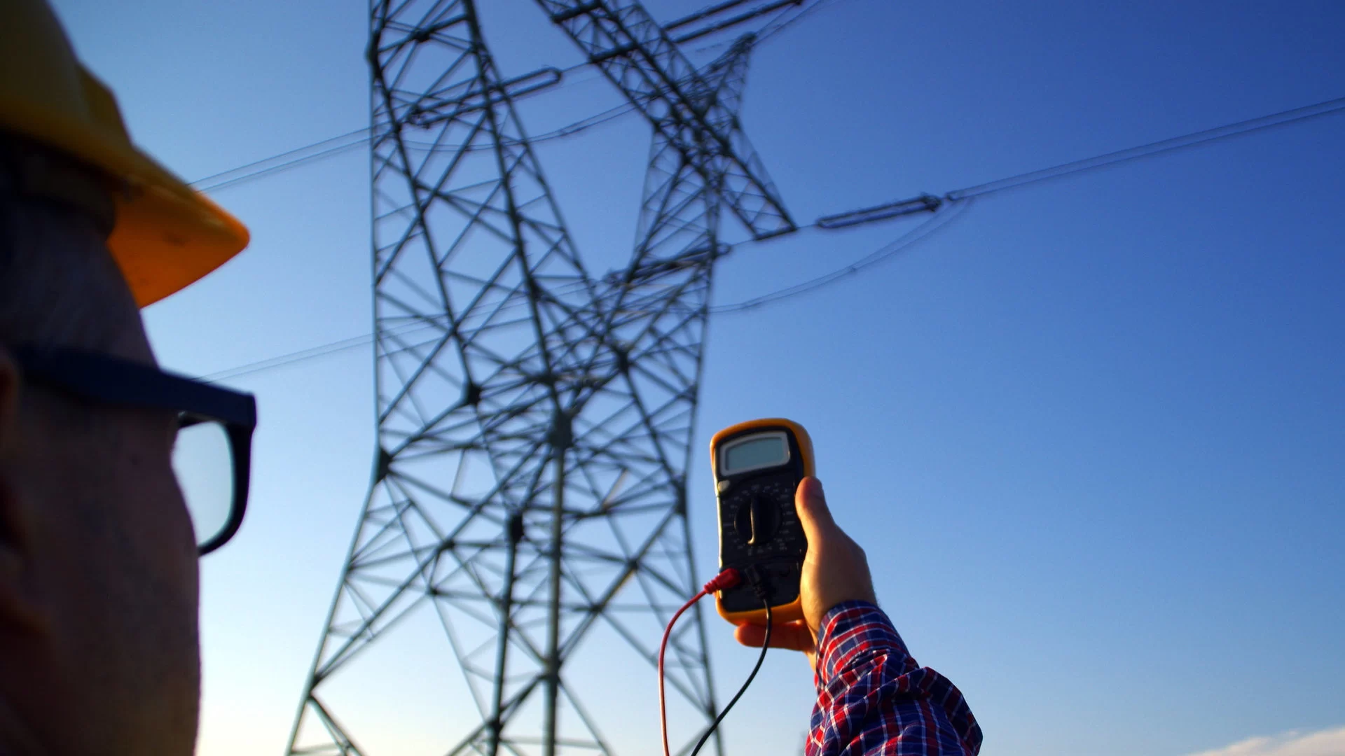 Vasaros darbų įkarštyje nevalia užmiršti saugumo šalia elektros įrenginių