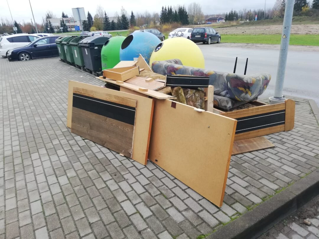 Į sąvartyną – šimtai tonų senų baldų