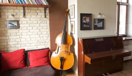 Mažame bute muzikantui ankšta nebūna