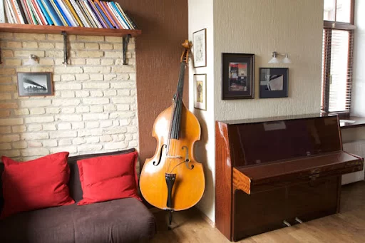 Mažame bute muzikantui ankšta nebūna