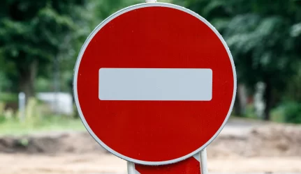 Atidarytoje gatvėje eismą draudžia ženklas