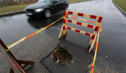 Dėl duobėtos gatvės skundžiasi gyventojai