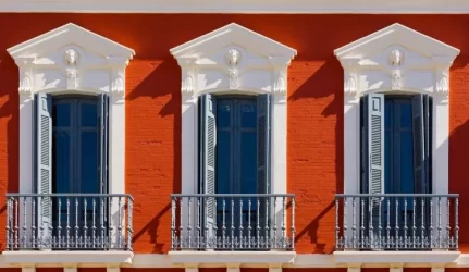 Parengti pasiūlymai, kokiomis spalvomis turėtų būti dažomi daugiabučiai namai