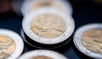 Prognozės dėl bazinės palūkanų normos sumažinimo smukdo euro ir svaro kursą