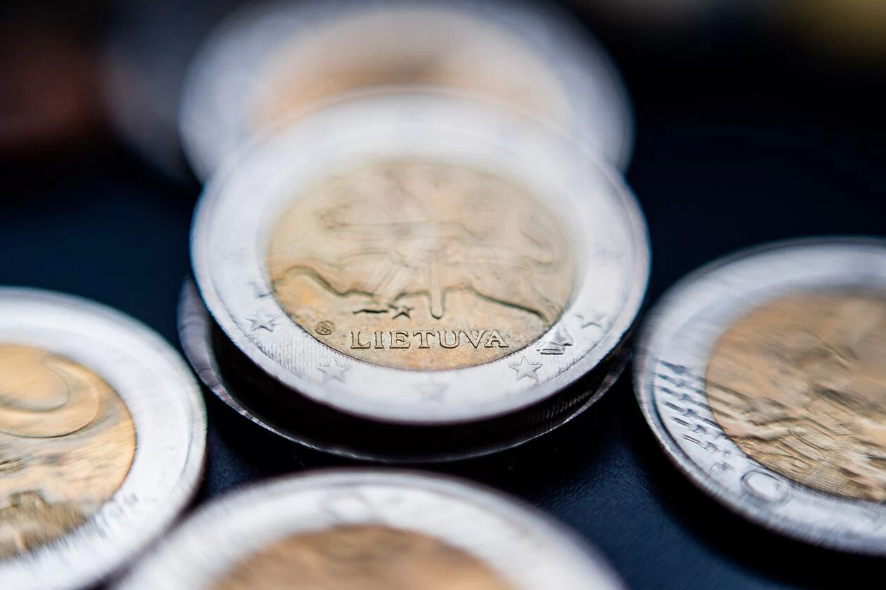 Prognozės dėl bazinės palūkanų normos sumažinimo smukdo euro ir svaro kursą