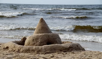 Vyskupai: “siekiantieji turtų, statosi pilis ant smėlio”