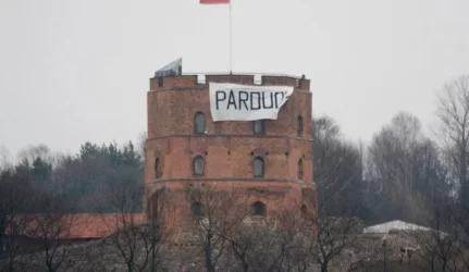 Ant Gedimino pilies – audeklas su užrašu “Parduota”