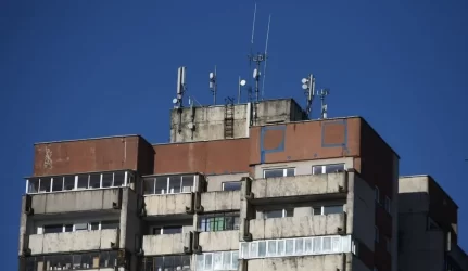 Gyventojai ieško teisybės dėl daugybės antenų ant jų namo stogo