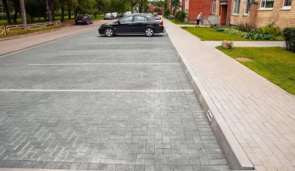 Krizės akivaizdoje – trinkelės ant gatvių