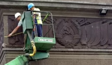 Sovietinius tilto simbolius siūloma keisti laikrodžiais