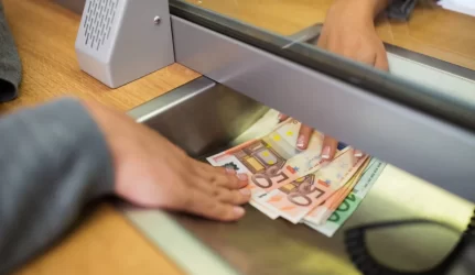 Įmokos bankui pravirkdo