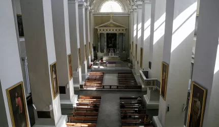 Katedros sienas ardo šaltis