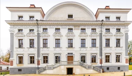 Sapiegų rūmai: svečių namai ar lankytojų centras?