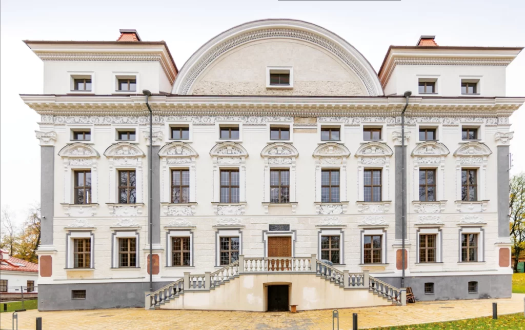 Sapiegų rūmai: svečių namai ar lankytojų centras?