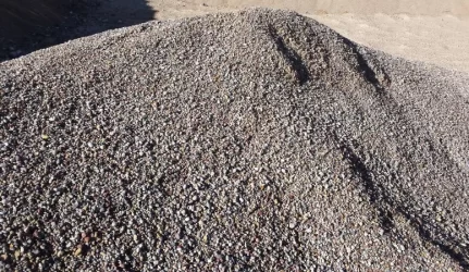 Užvertė garažus žvyru