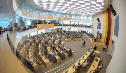 Valdantieji ieško, kaip užkimšti biudžeto skylę