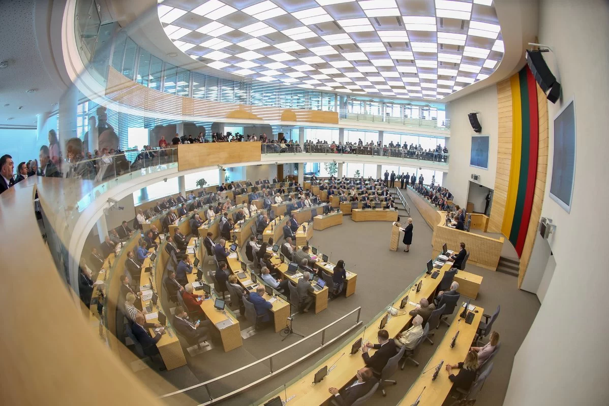 Valdantieji ieško, kaip užkimšti biudžeto skylę