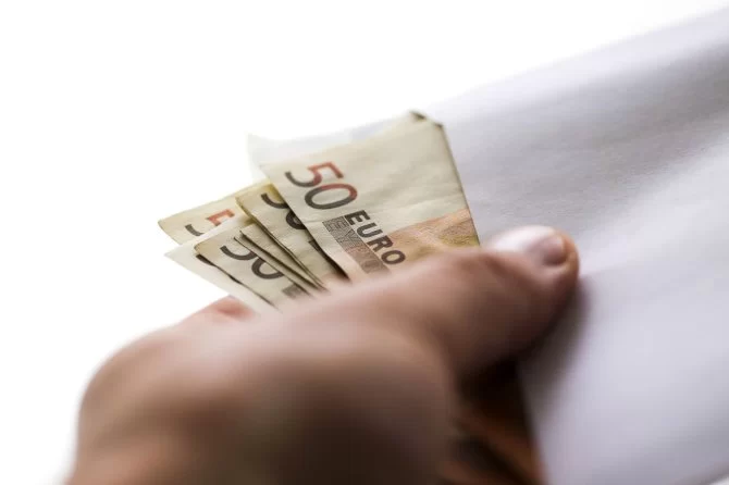 Nelegalios statybos arba kova su vėjo malūnais
