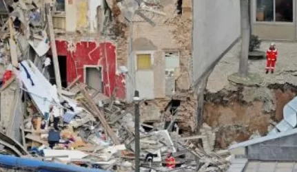 Kelne sugriuvo archyvo pastatas