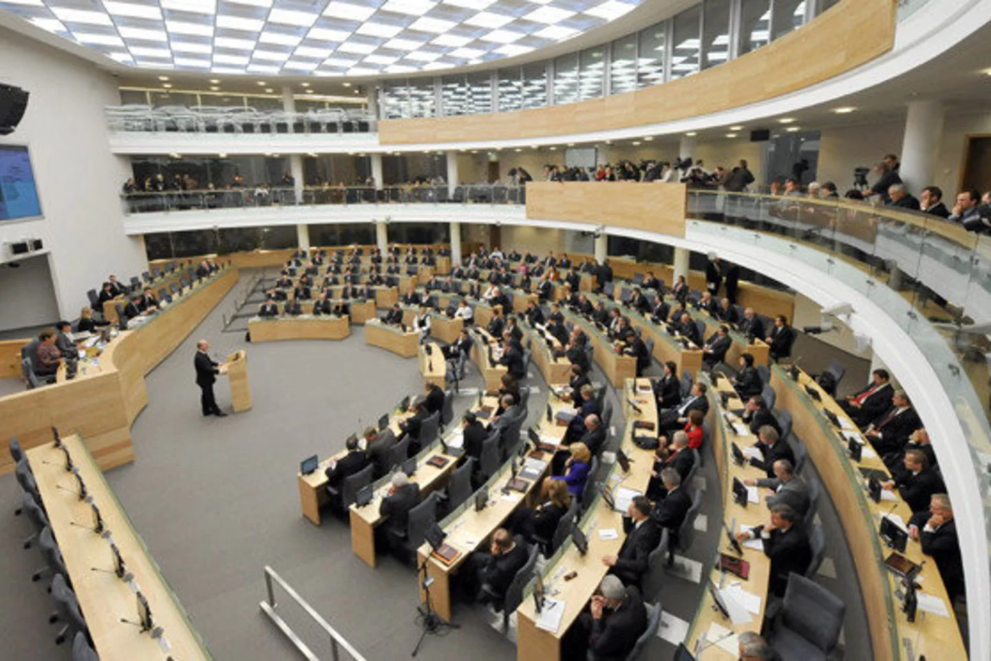 Seimas apribojo energetikų apetitus kelti kainas