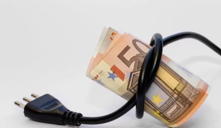 Pusę elektros žada pirkti rinkoje