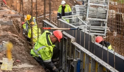 Statybininkai nusileido ant žemės