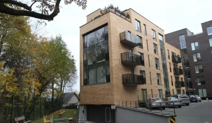 Būsto kainų žirklės didėja