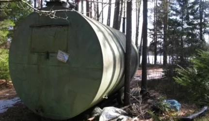 Išvežta ežero pakrantę darkiusi statinė