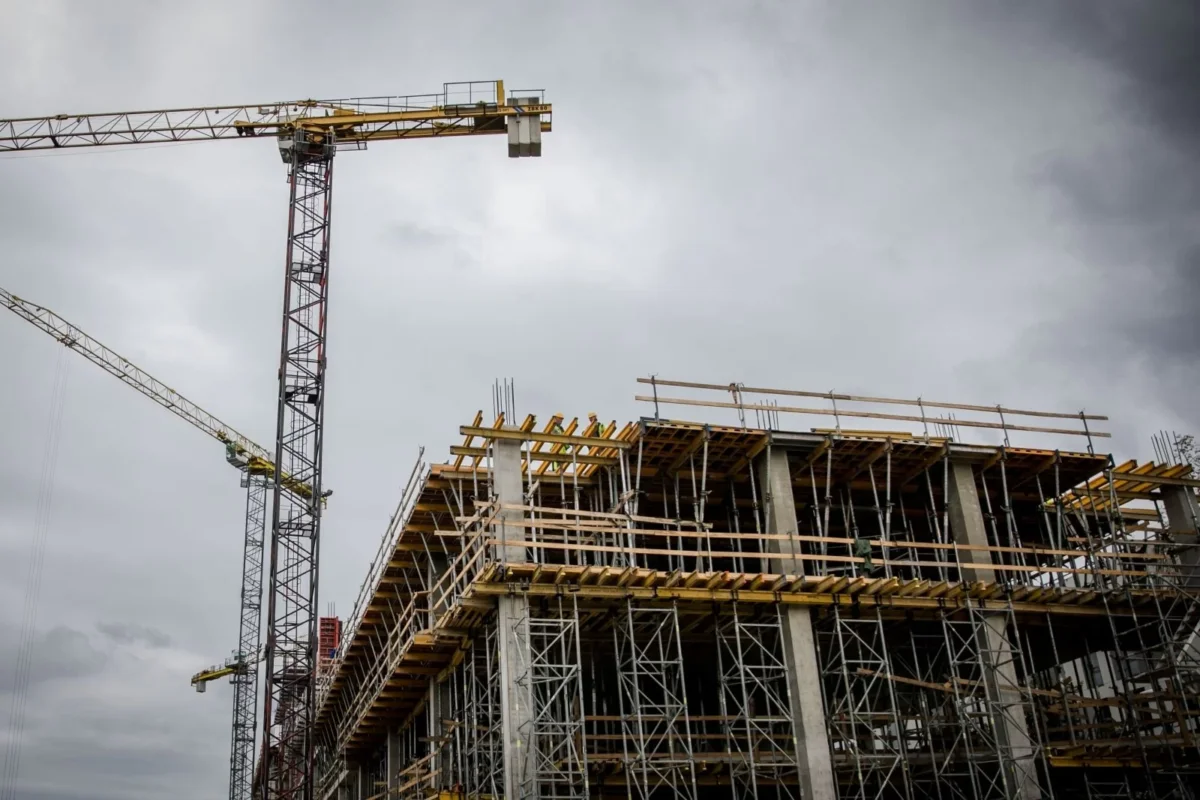 Statybų verslas toliau ritasi žemyn, rodo statistika