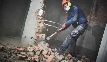 Mokyklos pastato griovimo darbai