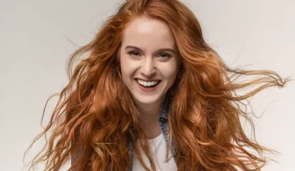 Moteris stato namą iš plaukų