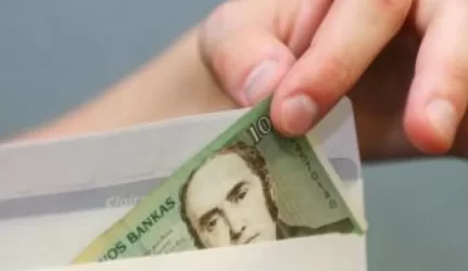 Baldų gamybos įmonėje beveik 26 tūkst. litų sumokėta vokeliuose