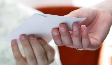 Lentpjūvės darbuotojams - atlyginimai vokeliuose