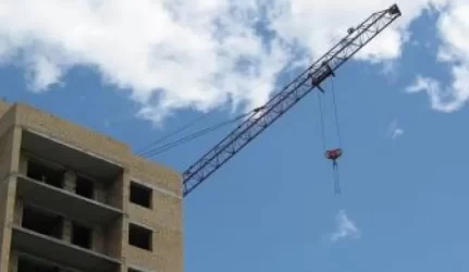 Savivaldybės tebemano, jog statyti pigiau, nei pirkti