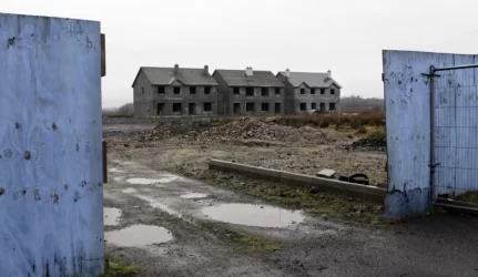 Tūkstančiai namų Airijoje tapo "vaiduokliais"