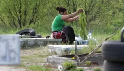 Vilniaus čigonų tabore buldozeriai vėl griaus trobas