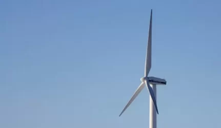 Vėjo jėgainė ir saulės kolektorius padeda taupyti