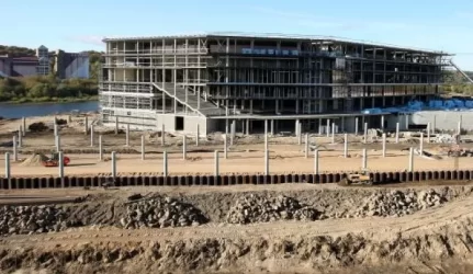 Užsiliepsnojusiame kelte buvo plukdomi Žalgirio arenos langai