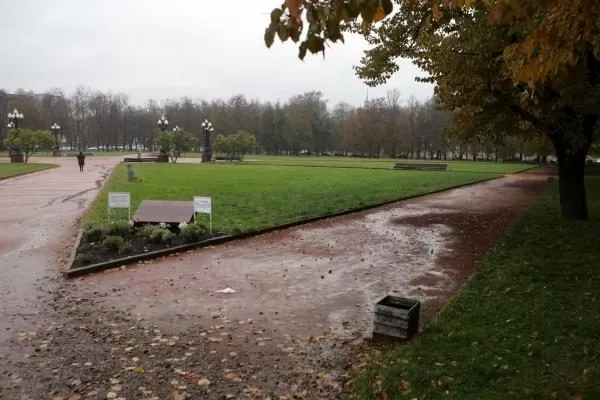Lukiškių aikštė: kiuženų kalnai ir purvynė sostinės centre