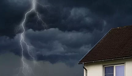 Klaipėdiečiai tapo stogą nuardžiusių statybininkų įkaitais