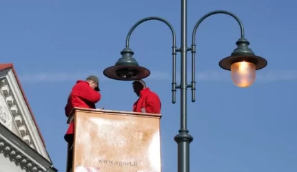 Miestų gatvės skendi prieblandoje