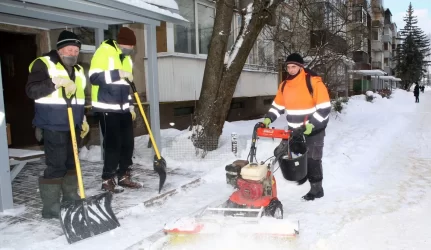 Namų valdos daugiabučių stogus vaduoja nuo sniego