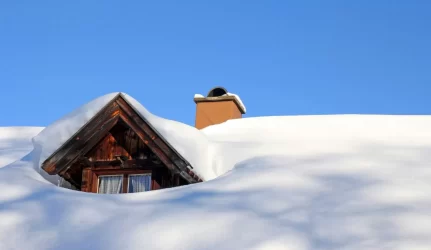 Sniego kepurės ant stogų kelia baimę
